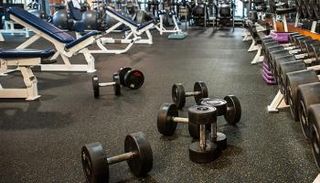 إحدى صالات الجيم خالية بسبب غلقها تفاديا لفيروس كورونا