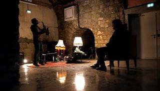 عازف الجاز جائيل أوريلو في إحدى حفلات قاعة "لا جاز"