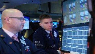 متعاملون أثناء التداول في البورصة الأمريكية - رويترز