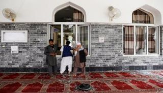 آثار تفجير المسجد بكابول 