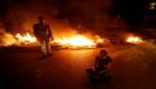 كر وفر واشتباكات.. لبنان يشتعل على وقع الأزمة الاقتصادية