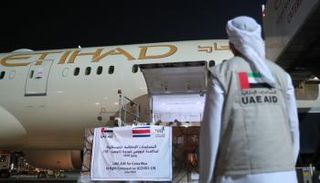 جانب من المساعدات الإماراتية خلال عملية الشحن