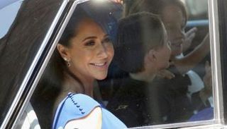 جيسيكا مولروني لدى وصولها إلى مراسم زفاف ميجان ماركل والأمير هاري