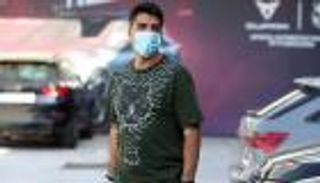 كمامات كورونا تعيد سواريز لمخالفة القوانين