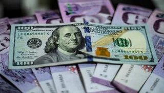 عملات من الليرة السورية والدولار الأمريكي - رويترز