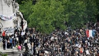 جانب من المظاهرات التي شهدتها باريس ضد العنصرية - أ ف ب