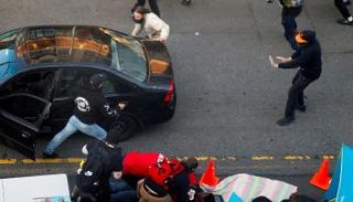 مسلح يقتحم بسيارته مظاهرة تندد بمقتل فلويد وينزل شاهرا مسدسه