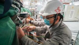 عمال في أحد المصانع الصينية  - أرشيف