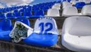 قمصان وزهور.. نادٍ يخلد ضحايا كورونا في مدرجاته الخالية