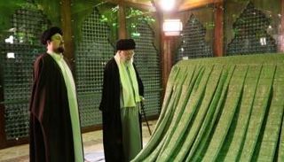 حسن الخميني إلى يمين المرشد الإيراني علي خامنئي - أرشيفية