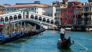 رحلة في قارب جندول في البندقية في 12 يونيو 2020 