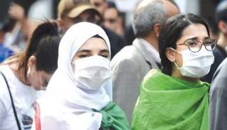 جزائريات يرتدين الأقنعة الواقية خشية كورونا - أرشيفية