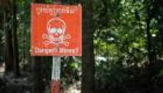 كمبودي يزين حديقة منزله بالألغام الحية