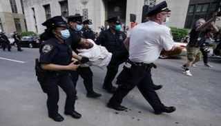 عناصر من الشرطة الأمريكية خلال اعتقال متظاهر- أرشيفية