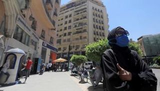 سيدة مصرية خارج فرع البنك التجاري الدولي وسط القاهرة 