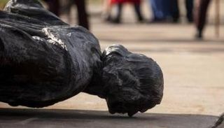 تمثال استهدفه المحتجون ضد العنصرية