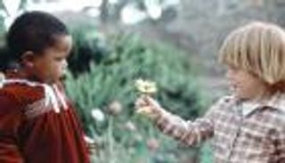 بعد مقتل جورج فلويد.. كيف تتحدث مع طفلك عن العنصرية؟