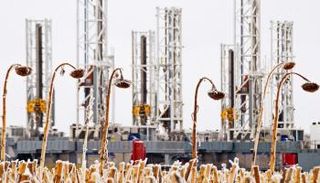 منصات حفر نفطية في داكوتا الشمالية بالولايات المتحدة - رويترز