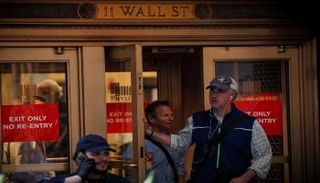 متعاملون أثناء الخروج من بورصة وول ستريت - رويترز