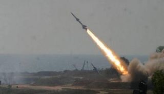 الحوثي يواصل إطلاق صواريخه تجاه السعودية - أرشيفية