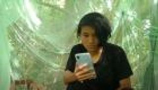 لضعف الإنترنت.. ماليزية تؤدي الامتحان على شجرة