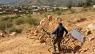 بدراجة هوائية ولوح أبيض.. شاب يجوب المناطق الوعرة لتعليم تلاميذه