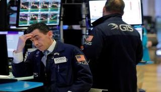 متعاملان أثناء التداول في بورصة وول ستريت - رويترز