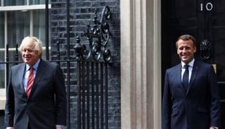 ماكرون وجونسون خلال لقائهما في في 