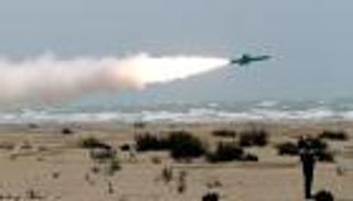 إيران تصعد صاروخيا مع اقتراب تمديد حظر الأسلحة