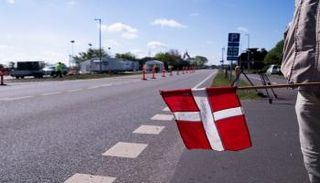 شخص يحمل علم دولة الدنمارك