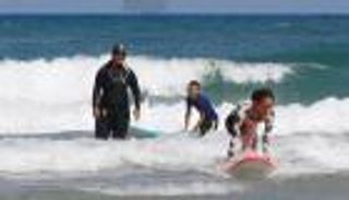 فلسطينية تدرب اليهود وتروض الأمواج على "نهر التماسيح"