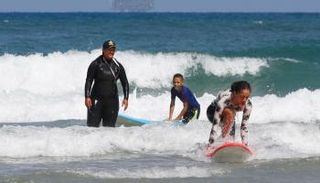 حمامة جربان مع اثنين من طلابها