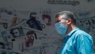 رجل يمر أمام متجر صرافة في وسط القاهرة - رويترز