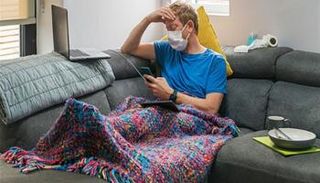 شاب يرتدي كمامة