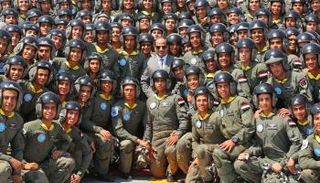 السيسي وسط جنود وضباط القوات الجوية المصرية