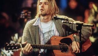 كورت كوباين يحمل جيتاره