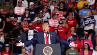 الرئيس الأمريكي دونالد ترامب وسط أنصاره في أوكلاهاما - الفرنسية