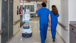 روبوت داخل مستشفى