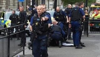 عناصر من الشرطة البريطانية في موقع حادثة سابقة