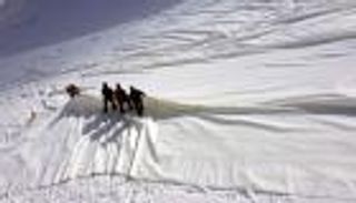 قماش عاكس لحماية جليد جبال الألب من الذوبان