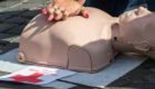 بفضل تعليم والدتها.. مراهقة تنقذ حياة مسن بالإسعافات الأولية