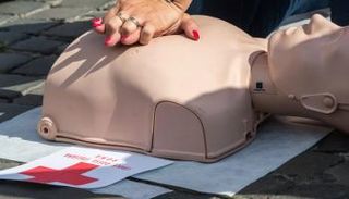 تدريبات الإسعافات الأولية تعلمتها المراهقة من والدتها