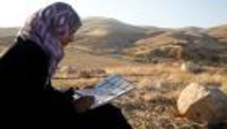 الرسم في مواجهة الاحتلال.. فلسطينية تحارب "قلق الحصار" باللوحات