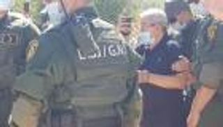 بالصور.. رئيس وزراء الجزائر الأسبق "مكبل اليدين" بجنازة شقيقه