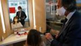 1200 بقائمة انتظار صالون لتصفيف الشعر.. والسعر 1000دولار