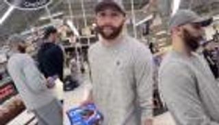 بالفيديو.. أمريكية غاضبة تلاحق أحد الشرطيين الذين اعتقلوا فلويد