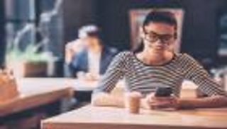 كثرة استخدام الموبايل تؤذي اليدين.. 8 نصائح للوقاية