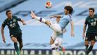 "طائرة البيض" تثير أزمة في مباراة مانشستر سيتي ضد بيرنلي