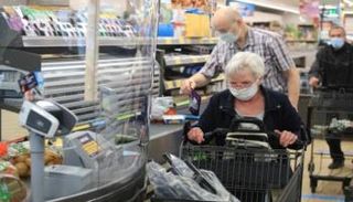 أشخاص يرتدون كمامات أثناء التسوق في ألمانيا