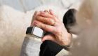 للأطفال والمسنين.. ساعة ذكية تبعث رسائل استغاثة